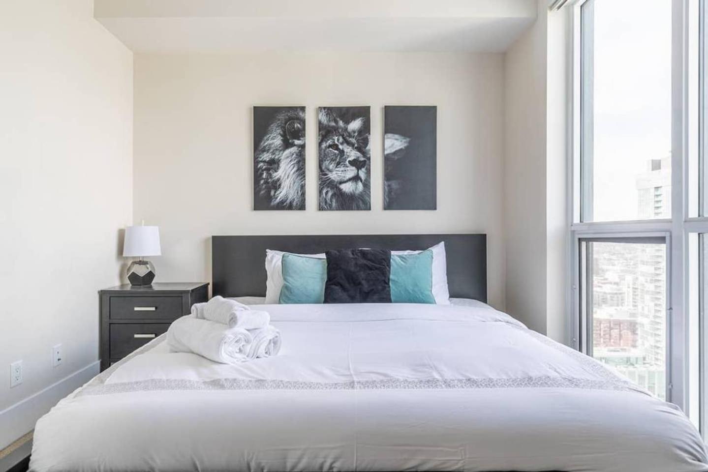 Luxury 1Br Condo - King Bed With City Views Toronto Buitenkant foto